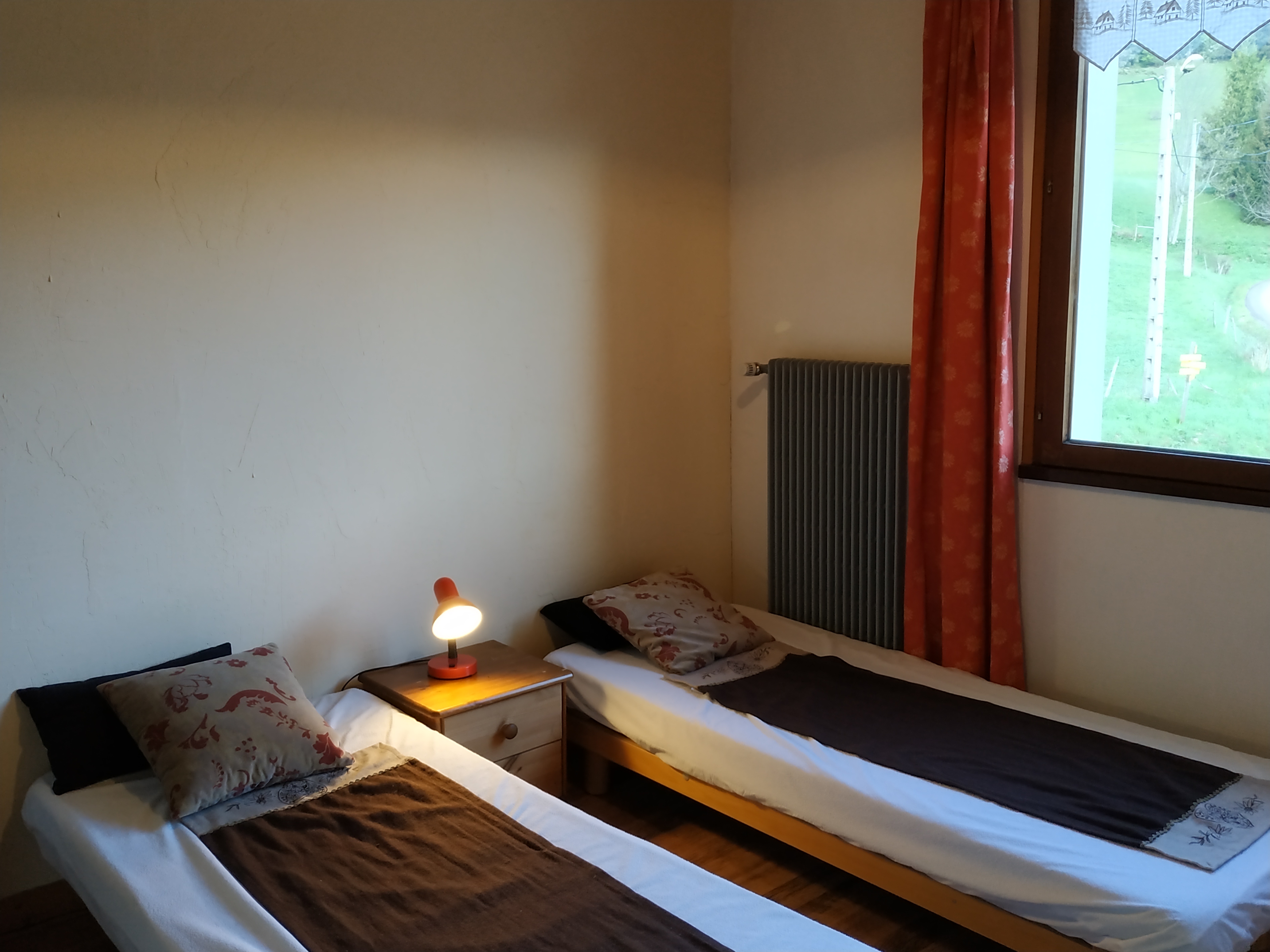 Chambre Grand Som avec un lit double et deux lits simples superposés