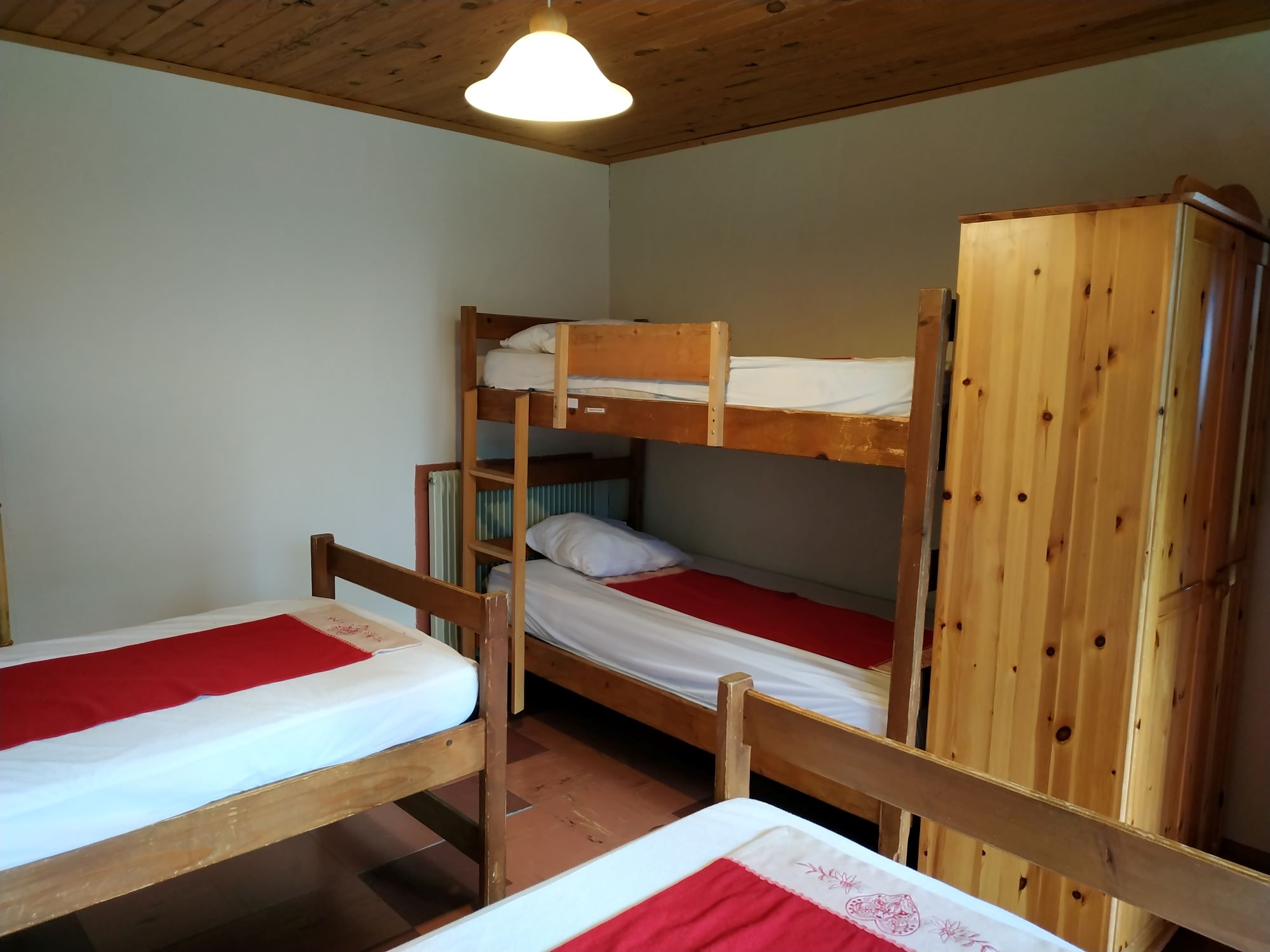 Chambre Granier avec deux lits simples et deux lits simples superposé