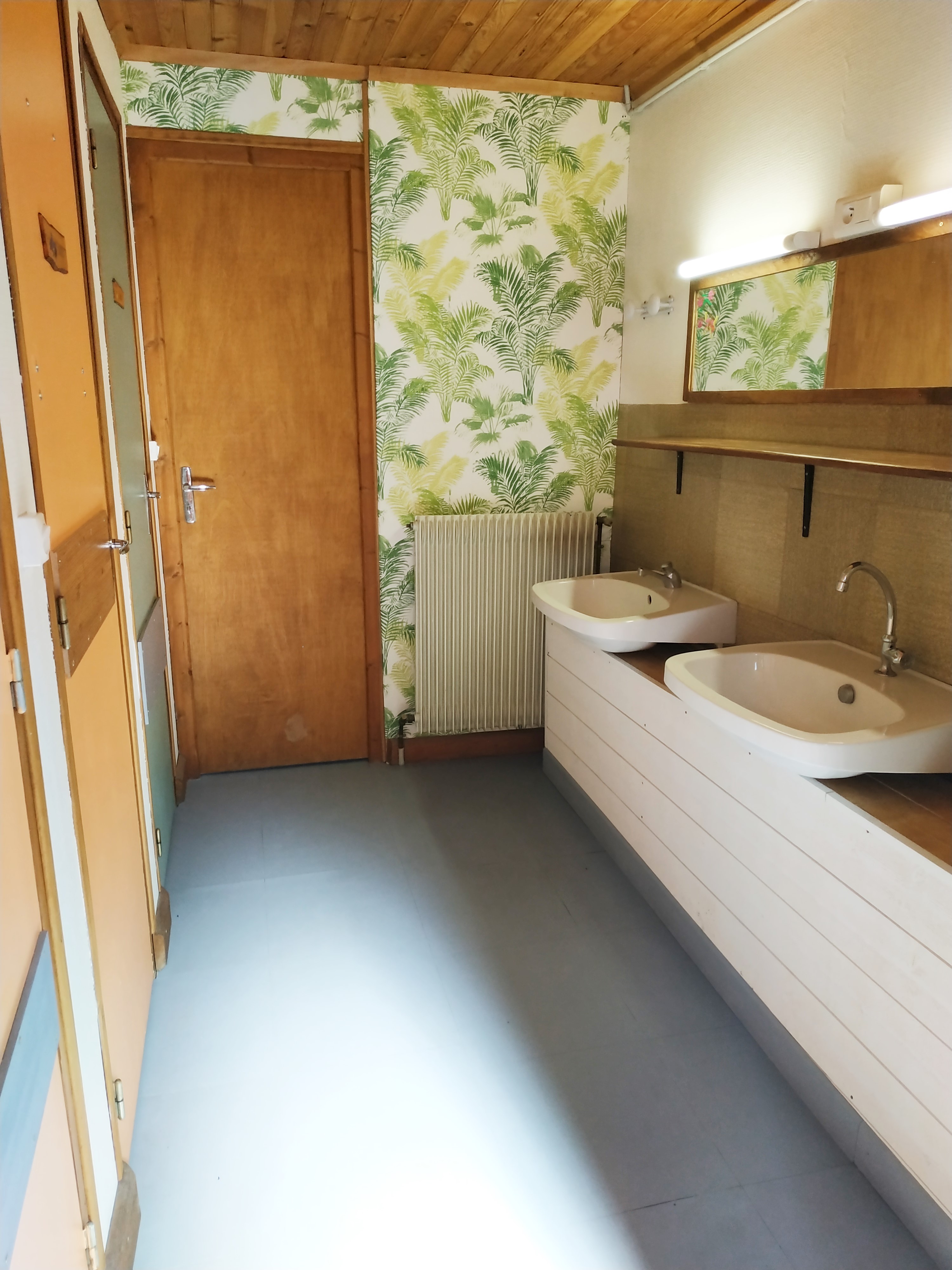 Salle de bains du rez-de-chaussée avec double vasque, douche et toilettes