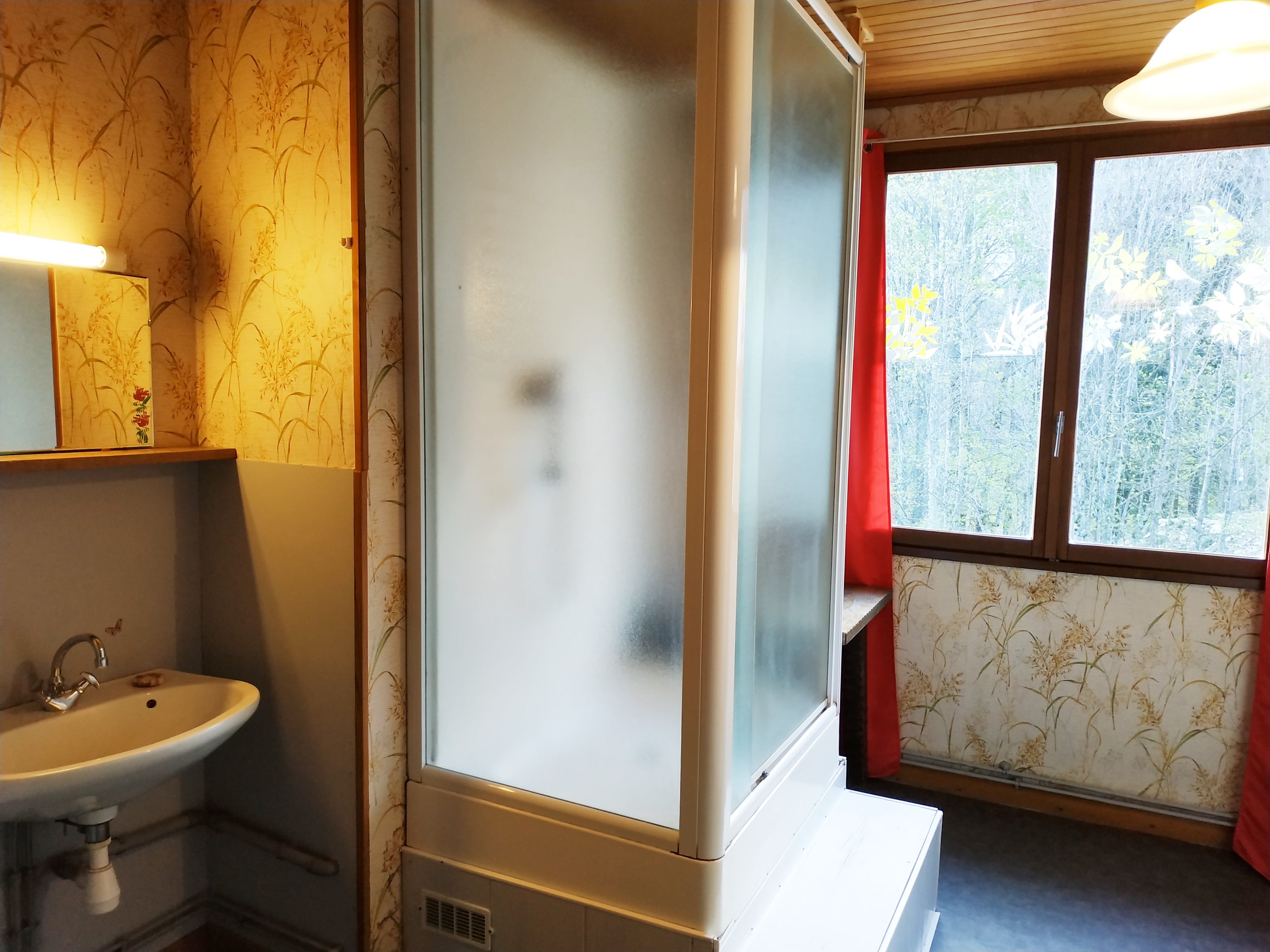 Salle de bains de l'étage avec douche, lavabo et toilettes